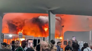 Fogo consome estande em pavilh�o da Blue Zone (Imagem: Reprodu��o de v�deo)