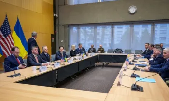 Secret�rio de Estado dos EUA, Marco Rubio, e o enviado especial dos EUA, Steve Witkoff, est�o diante da delega��o ucraniana durante as discuss�es sobre um plano americano para encerrar a guerra na Ucr�nia