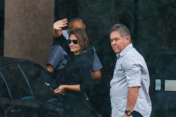 Michelle Bolsonaro chega a sede da Superintend�ncia da Pol�cia Federal para visitar o ex-presidente Jair Bolsonaro, preso por violar a tornozeleira eletr�nica Foto: Brenno Carvalho