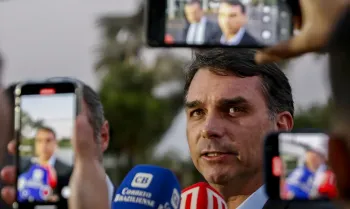 Bras�lia (DF), 11/09/2025 - O senador Fl�vio Bolsonaro, fala com jornalistas em frente do condom�nio onde seu pai, ex presidente Jair Bolsonaro cumpri pris�o domiciliar.
Foto: Bruno Peres/Ag�ncia Brasil