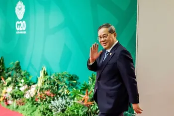 O primeiro-ministro da China, Li Qiang, em Joanesburgo O primeiro-ministro da China, Li Qiang, chega para o segundo dia da C�pula dos L�deres do G20 no Nasrec Expo Centre, em Joanesburgo, em 23 de novembro de 2025. MARCO LONGARI/Pool via REUTERS