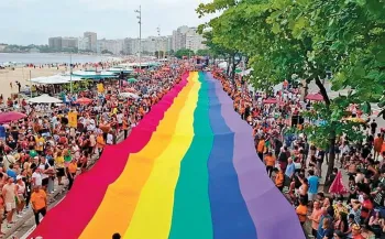 Arco-�ris, s�mbolo da luta LGBTI+ coloriu a orla de Copacabana numa festa que atraiu milhares de pessoas