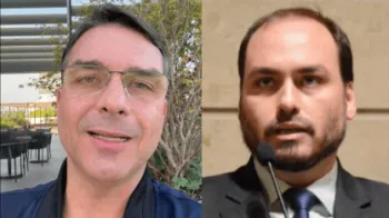 O senador Fl�vio Bolsonaro (PL-RJ) e seu irm�o, Carlos Bolsonaro, vereador pelo Rio de Janeiro (PL)� Reprodu��o
