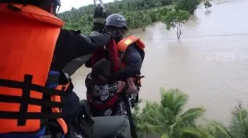 Pessoas resgatadas de telhados ap�s ciclone atingir o Sri Lanka