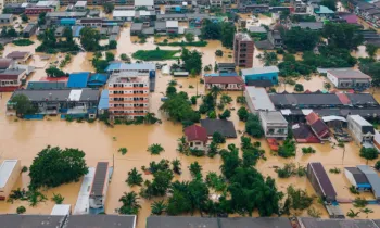 �guas da enchente cercam pr�dios residenciais em Hat Yai, na prov�ncia de Songkhla, no sul da Tail�ndia