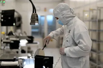 Funcion�rio em linha de produ��o da fabricante holandesa de semicondutores Nexperia em Hamburgo, na Alemanha