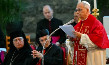 Papa Le�o XIV discursa para a multid�o durante um encontro com bispos, sacerdotes, pessoas consagradas e trabalhadores pessoais no santu�rio de Nossa Senhora do L�bano