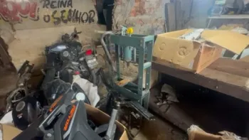 Pol�cia Civil descobre desmanche em Duque de Caxias do Comando Vermelho e recupera 50 motos roubadas Foto: Reprodu��o