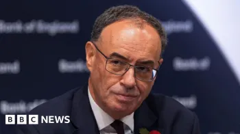 O governador do Banco da Inglaterra, Andrew Bailey, discursa em uma coletiva de imprensa usando um terno escuro e gravata.