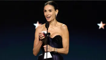 Demi Moore recebe pr�mio de Melhor Atriz por 