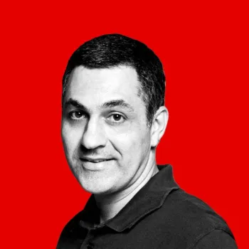 Mulher viraliza ao nadar em piscina usando smartphone em Sydney Foto: Reprodu��o/Instagram