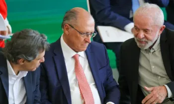 Haddad, Alckmin e Lula durante evento