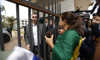 Senador Fl�vio Bolsonaro (PL-RJ) na sede da Superintend�ncia da Pol�cia Federal, em Bras�lia, ap�s visitar o seu pai, o ex-presidente Jair Bolsonaro