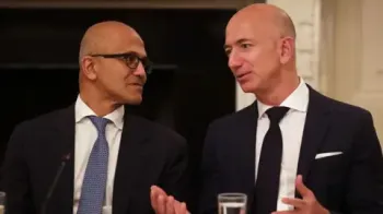 Satya Nadella, da Microsoft (� esquerda), e Jeff Bezos, fundador da Amazon (� direita), est�o otimistas  com a �ndia