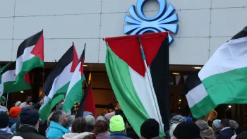 Manifestantes se re�nem em frente � RUV, na Isl�ndia, no dia em que o pa�s anunciou seu boicote ao Festival Eurovision devido � decis�o da EBU de manter Israel� Micah Garen/Getty Images