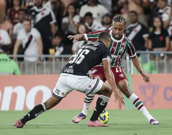 Keno e Paulo Henrique disputam a bola no Maracan� durante Vasco x Fluminense pela semifinal da Copa do Brasil Foto: Lucas Mer�on/Fluminense