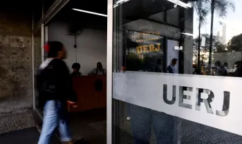 Rio de Janeiro (RJ), 18/08/2024 - Candidatos chegam para as provas do Concurso P�blico Nacional Unificado (CPNU)na UERJ, zona norte da cidade. Foto: T�nia R�go/Ag�ncia Brasil