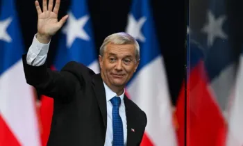 Candidato presidencial chileno Jos� Antonio Kast, do Partido Republicano, acena para seus apoiadores durante o com�cio de encerramento de sua campanha em Temuco, Chile