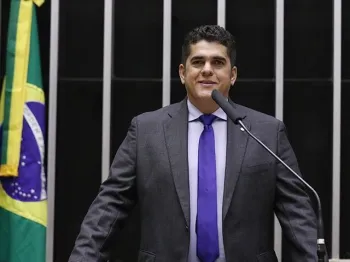 Alvo da PF, deputado joga celular pela janela para evitar apreens�o