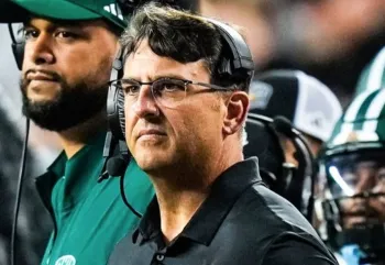 Brian Smith (ao centro) era t�cnico de futebol americano da Universidade de Ohio Foto: Reprodu��o/X