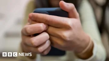 Getty Images Uma foto em close-up das m�os de uma mulher segurando um smartphone.