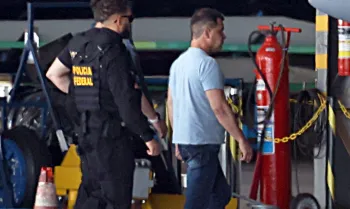 Bras�lia (DF), 27/12/2025 - O ex-diretor da Pol�cia Rodovi�ria Federal Silvinei Vasques desembarca no hangar da Pol�cia Federal. Silvinei foi tansferido na manh� deste s�bado (27) de Foz do Igua�u, no Paran�, ap�s sua pris�o no Paraguai. Foto: Marcelo Camargo/Ag�ncia Brasil