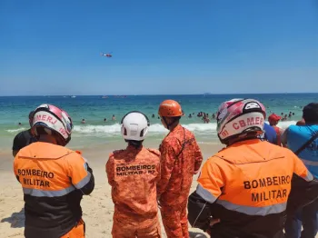 As equipes de resgate no local da queda do ultraleve Foto: Cust�dio Coimbra/Ag�ncia O Globo