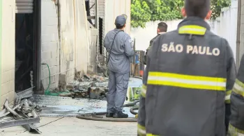 Inc�ndio de grandes propor��es atinge a zona leste de S�o Paulo