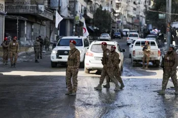 Membros da pol�cia militar caminham ap�s o colapso de um acordo entre o governo s�rio e as For�as Democr�ticas da S�ria (SDF), em Aleppo, S�ria10 de janeiro de 2026� Khalil Ashawi/Reuters