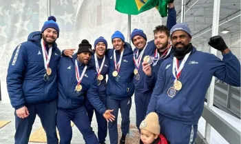 Bindilatti, segurando a bandeira do Brasil, vai disputar a Olimp�ada de Inverno