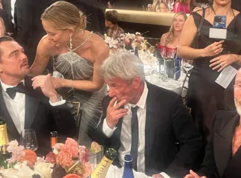 Sean Penn foi flagrado fumando durante a premia��o do Globo de Ouro Foto: Reprodu��o/X(Ben Fritz)