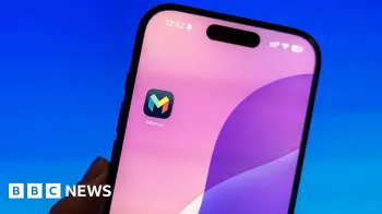 Aplicativo Monzo exibido na tela de um iPhone, contra um fundo azul brilhante. Bloomberg via Getty Images
