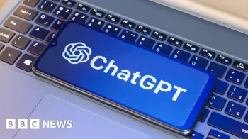 Getty Images Um teclado de laptop com um telefone celular em cima. Na tela do telefone est� um logotipo azul e branco do ChatGPT.