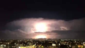 Imagens mostram a forma��o e a intensidade da tempestade sobre a faixa litor�nea vista de Curitiba, no Paran� Leonardo Furlan/Sistema de Tecnologia e Monitoramento Ambiental do Paran�