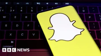 O logotipo branco do Snapchat � exibido em um fundo amarelo brilhante em um telefone celular.