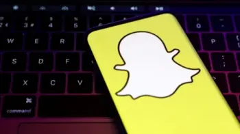 O logotipo branco do Snapchat � exibido em um fundo amarelo brilhante em um telefone celular