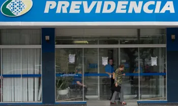 Servidores do Instituto Nacional do Seguro Social (INSS) entraram em greve por tempo indeterminado. Eles reivindicam reajuste salarial de 27,5% e melhores condi��es de trabalho (Marcelo Camargo/Ag�ncia Brasil)