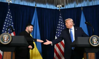 O presidente dos EUA, Donald Trump, e o presidente ucraniano, Volodymyr Zelensky, apertam as m�os durante uma coletiva de imprensa ap�s conversas na resid�ncia de Trump em Mar-a-Lago, em Palm Beach, Fl�rida, em 28 de dezembro de 2025.