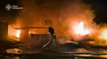 Equipes de bombeiros trabalham para extinguir as chamas ap�s um ataque russo a Kiev, na Ucr�nia� Servi�o de Emerg�ncia do Estado da Ucr�nia/Getty Images