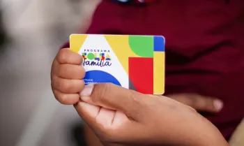 Erilene (27 anos), Mauro (05 anos) Elias (06 meses) - Fam�lia Benefici�ria do Programa Bolsa Fam�lia - CRAS de Sobradinho 1 - Bras�lia (DF). Na foto eles seguram o cart�o do programa Bolsa Fam�lia.
Fotos: Lyon Santos/ MDS