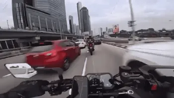 Menina de 2 anos abre a porta de carro durante engarrafamento e derruba motociclista em rodovia de Kuala Lumpur Foto: Reprodu��o/X