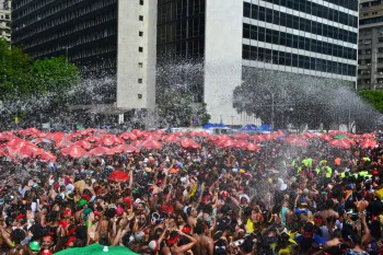 Foli�es se divertem e recebem jato de �gua para se refrescar do calor� PAULO CARNEIRO/ATO PRESS/ESTAD�O CONTE�DO