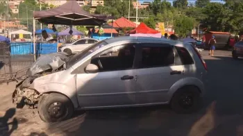 Motorista atropela foli�es em Caxias