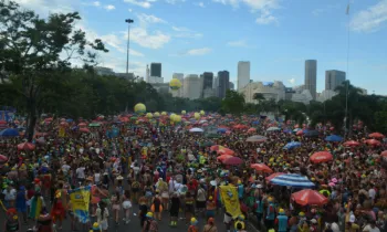 Bloco carnavalesco Orquestra Voadora diverte foli�es pelo Aterro do Flamengo, no Rio de Janeiro, na ter�a-feira (17) de Carnaval