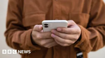 M�os segurando um telefone.