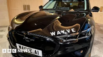 Reuters Um carro Wave est� em uma concession�ria, a matr�cula diz "Wayve dot AI". O carro � preto e tem letras brancas no cap� que dizem "WAYVE".