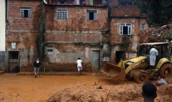 Juiz de Fora (MG), 24/02/2026 - Familiares acompanham busca e resgate de pessoas em escombros de casas soterradas por lama ap�s fortes chuvas. Foto: T�nia R�go/Ag�ncia Brasil