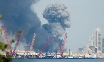 Fuma�a sobe no c�u depois que explos�es foram ouvidas em Manama, no Bahrein, 28 de fevereiro de 2026. REUTERS/Stringer REFILE - REPETI��O DE QUALIDADE