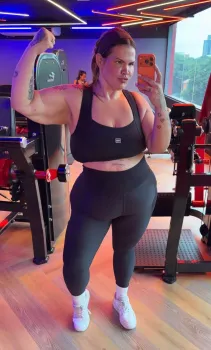 Thais Carla exibe muque na academia ap�s perder perder 85kg Foto: Reprodu��o/Instagram