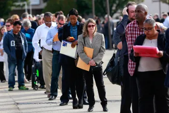 Fila para feira de empregos em Uniondale, Nova York� 07/10/2014. REUTERS/Shannon Stapleton/File Photo